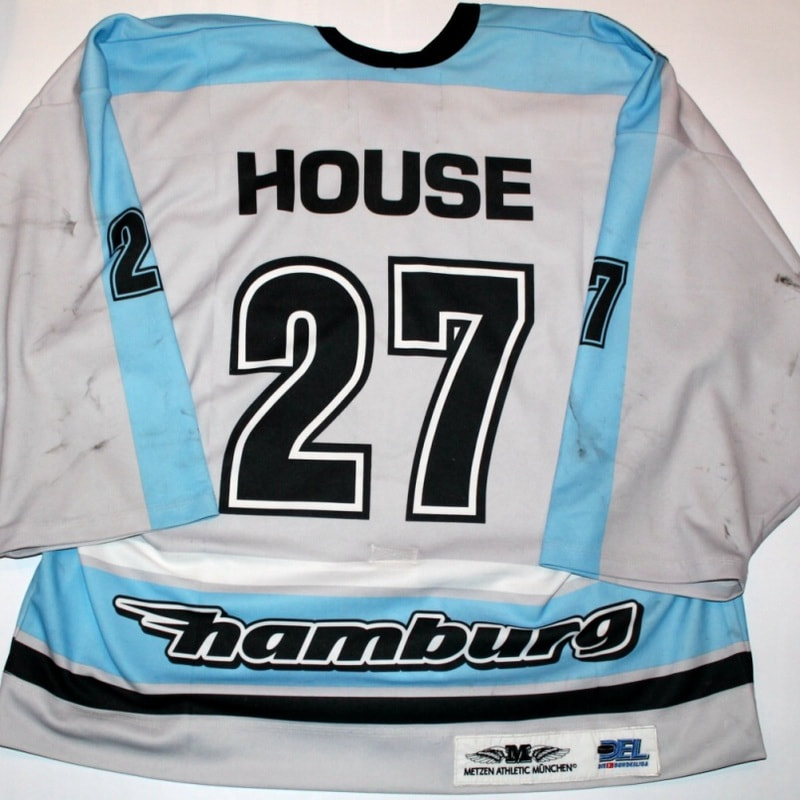 The game worn jersey was worn in the Hamburg Freezers' club history first home game