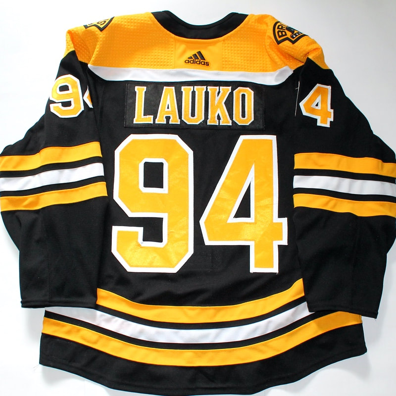 Game Worn Boston Bruins Preseason Trikot von Jakub Lauko - Rückseite