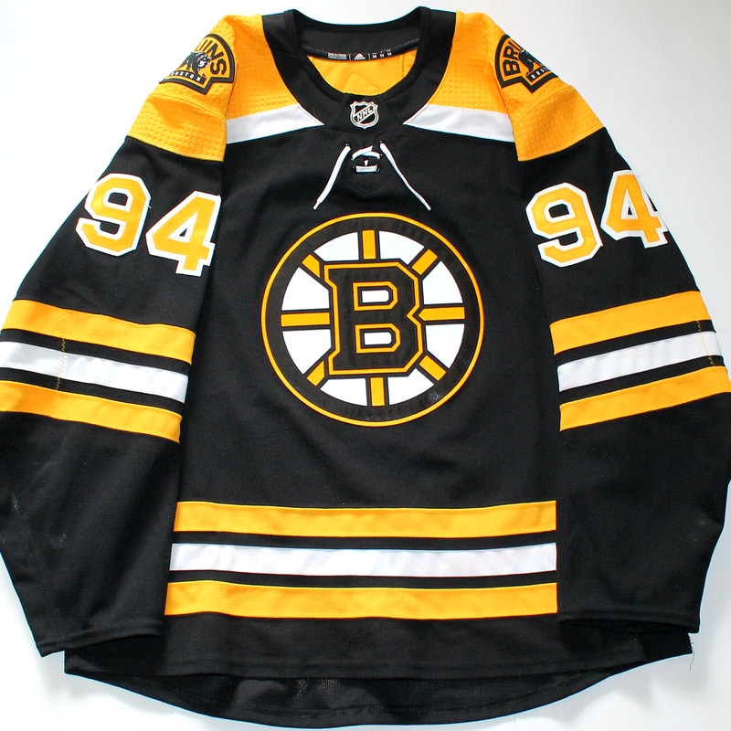 Game Worn Boston Bruins Preseason Trikot von Jakub Lauko - Vorderseite