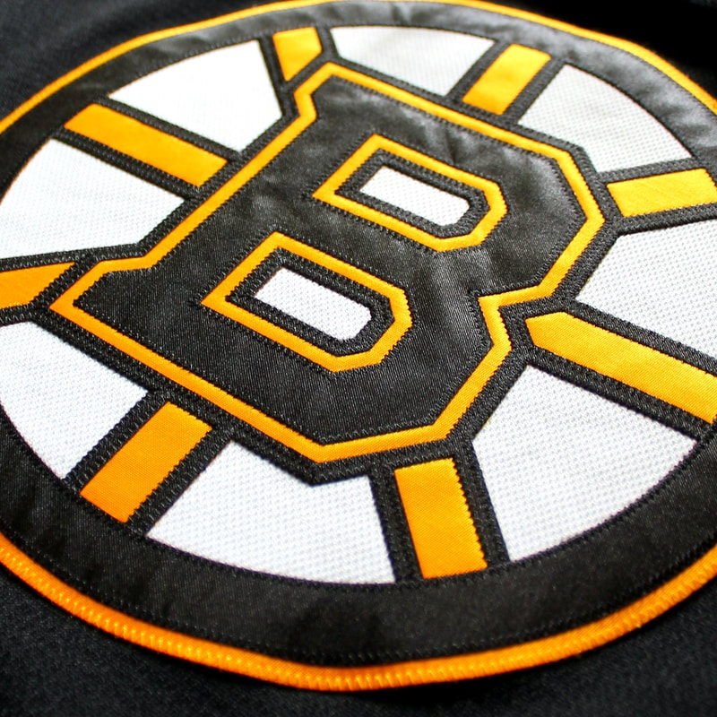 Game Worn Boston Bruins Preseason Trikot von Jakub Lauko - Logo Detail