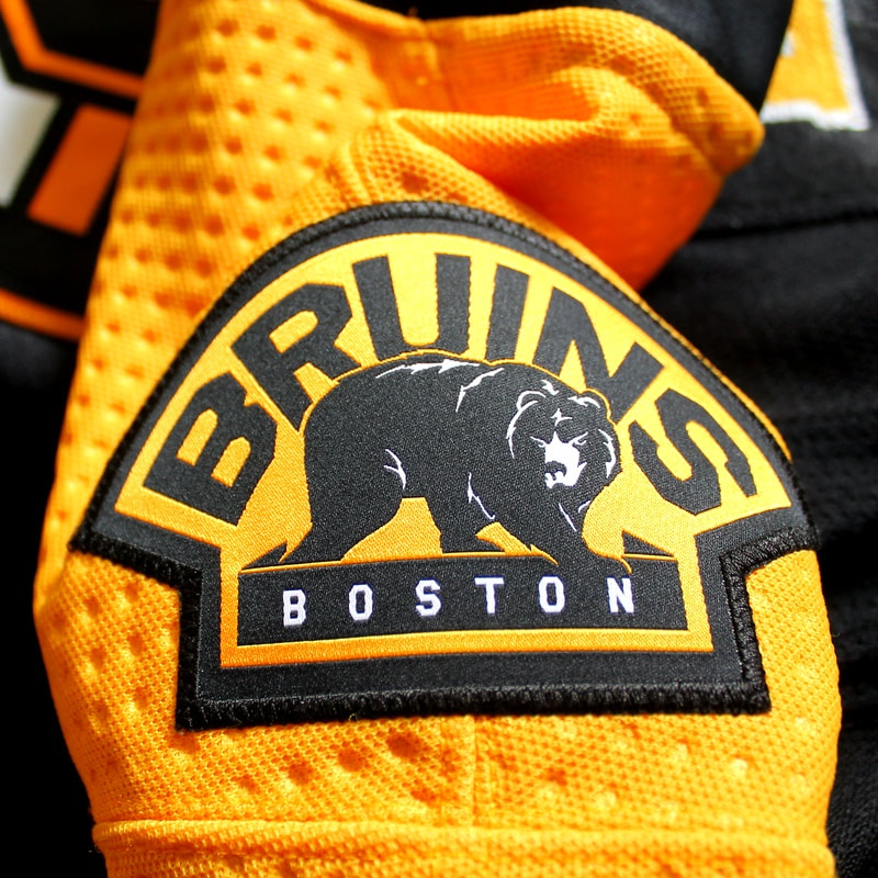 Game Worn Boston Bruins Preseason Trikot von Jakub Lauko - Schulter-Logo