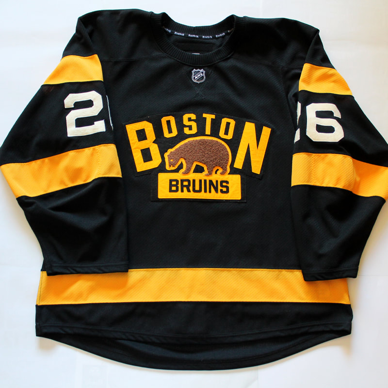 Game Worn Boston Bruins Alternativtrikot aus der Saison 2015/16 von John-Michael Liles