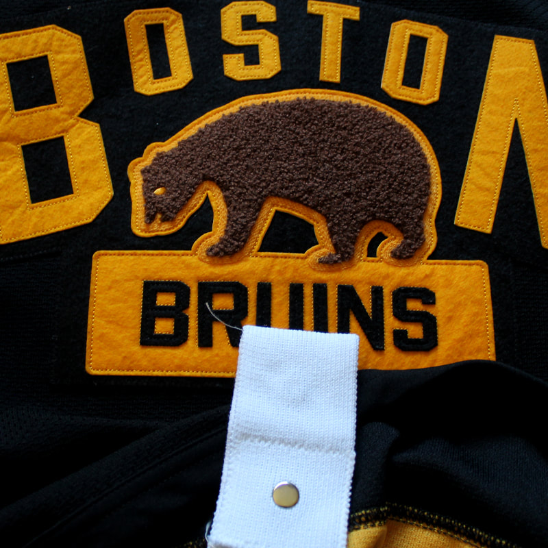 Alternativlogo der Boston Bruins auf dem Game Worn Trikot von John-Michael Liles